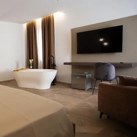 Alexander House Hotel *